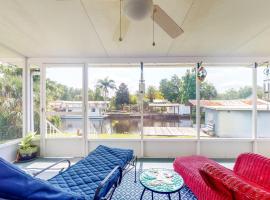 Boat Dock! Sunshine House on St Johns River: Astor şehrinde bir otel