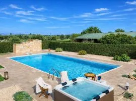 Villa Sambucia - Private Sicilian Charm Villa - Outdoor Whirlpool & Solarium