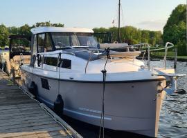 Unique stay on a modern motor yacht - Natural Harbour, hotel u gradu 'Marknesse'