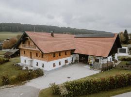Strasswalchen में, होटल Historischer Bauernhof mit Privatbadeplatz am Irrsee