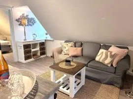 Sky & Sand Homes Wattläufer I Nordsee-Auszeit im Reetdachanwesen mit Parkgarten