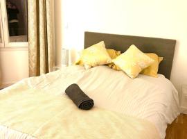 Grand Paris Le Logis de Colette โรงแรมในวองว์ส