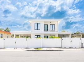 Tropical Getaway, hotel i Aguadilla