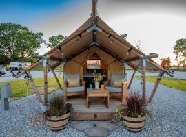 Safari Tent at Roaring River Adventure Base, luxusn&yacute; stan v destin&aacute;cii Cassville