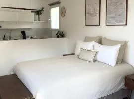 Studio lumineux avec jardin privé et parking