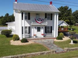 The Baker Farmhouse Hot Tub Fast WiFi Hiking nearby, Hotel in Luray