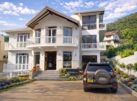 Twin Villa Red - Luxury Villa with Mountain View, מלון בנוארה אליה