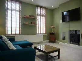 1-Bed Apartment Sleeps 4 Near Altrincham Centre