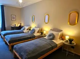 Old Town Cathedral Views - Steps from Dome Square -Friends & Family stay