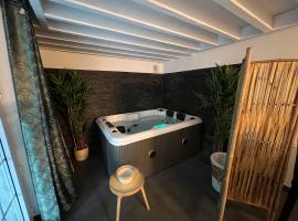 Love Room avec Jacuzzi Privatif, hotel din Champs-Sur-Marne