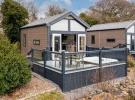 Petite Retreat - Lovely Pod with Hot Tub