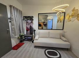 Tiny Home near Clark Airport 1BR, Loft and Netflix, hotel 