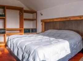 Cabañas Martina Bungalows con vista a volcanes l Frente al Lago Llanquihue l Piscina temperada y tinaja TV y WiFi l Hasta 6 personas, hotel en Ensenada
