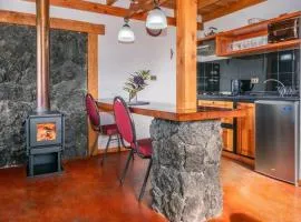 Cabañas Martina Bungalows 4 con vista a volcanes l Frente al Lago Llanquihue l Piscina temperada y tinaja TV y WiFi l Hasta 6 personas