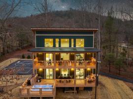 BRAND NEW Lux Cabin, Pickleball, Swim Spa, Views, hotel en Sevierville