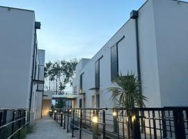 Maison indépendante avec jardin dans résidence proche de la plage, Hotel in Sérignan