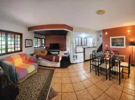 Casa aconchegante com piscina e churrasqueira