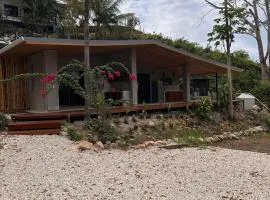 Concrete Jungle Studio with Outdoor Kitchen 4 Min to Beach