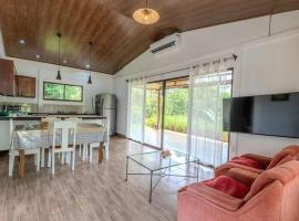 House with mountain views, 15 minutes from Dominical, Hotel in Platanillo