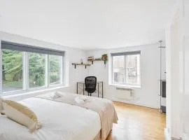 Central Apt-2Bed 2Bath-AC unit-By FabAccommodation