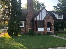 Quiet Way E Side Private 25x30' Loft Great Value 1Qb 1Ba Kitchenette