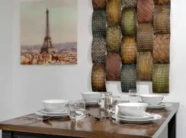 King Bed Comfort - Cozy 1-Bedroom w Full Kitchen