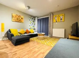 Spacious Home Near Royal Mile with Free Parking, lift and Sunny Balcony