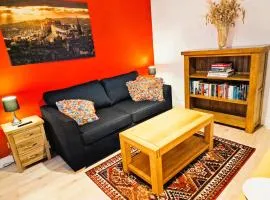 Centre of Edinburgh's Historic Old Town - Blair Street - Sleeps 4