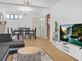 Contractor House - Heathrow & M25, Parking, Wi-Fi