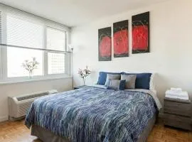 Skyline with Hudson Views Modern Battery Park Stay
