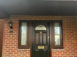 Stylish Home With Full Amenities, Hotel in Yiewsley