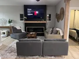 Large Five Bedroom house with outdoor patio with Jacuzzi and television!