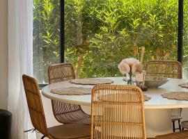 Coast and Relaxing Convenience Retreat: Erina East şehrinde bir otel