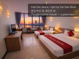 T 26 Hotel - City center, peaceful by the Han River, beautiful river view, hotel di Da Nang