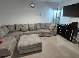 The Aylesbury Home Retreat - 3 Bed Home with Garden & Free Parking - 2 Bedrooms