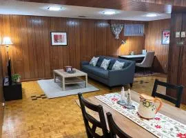 Bright & Spacious 2-Bedroom Suite 10-Min Walk to Yonge Subway Free Parking