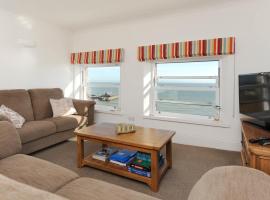 2 Bed beach front apartment with spectacular views overlooking Viking Bay, hotel en Broadstairs