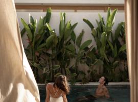 COZ Bali Boutique Villas walking distance to Padang Padang Beach, hotel en Uluwatu