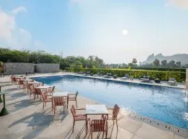 Avisa Hotel & Resort Abu Road - Luxury Pool & Mountain View