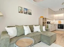 Cozy & Bright Apartment with Parking and Garden by Noclegi Renters