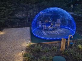 Beach Plum Manor with Stargazing Dome Home Across From Beach, hotel a Milton