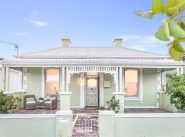 Stay Verde Heart of Town and Walk to the Beach