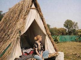 Bamboo A-Frame Camping at Khajuraho Farm Stay &ndash; kemping 