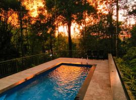 IRU Homes - Private Family Stay with Pool, hotel u gradu Ambalavayal