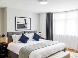 Serviced Accom Sleeps 8- Near London Free Parking, Hotel in Addington