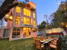 Amy Villa - 5 BHK - Centre of Lonavala I Pvt Pool & Garden