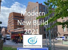 Luxury City Seafront Apartment with Balcony، فندق في هلسنكي