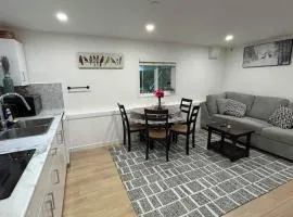 2BR Garden Suite- Private Yard & EV Charger near Grouse Mountain & Trails