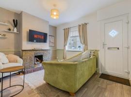 Cosy Home with Cinema room, Parking & Netflix, hotel i Chatham