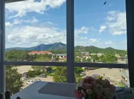 Апартаменты с красивым видом на горы в самом центре